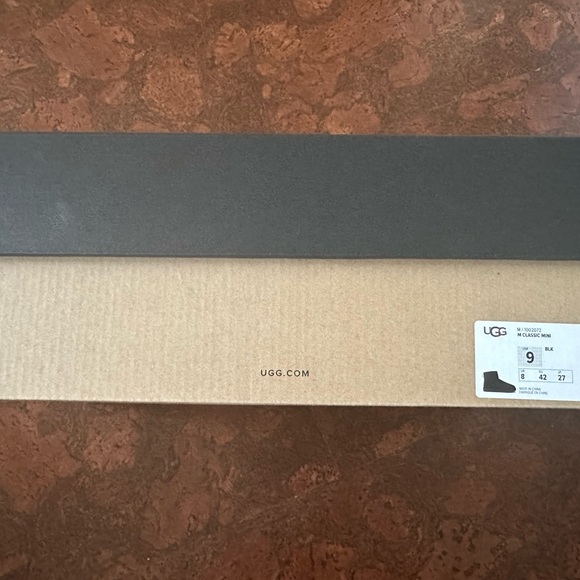 UGG men's classic mini 100% authentic with box size 9 Like New - Picture 9 of 13